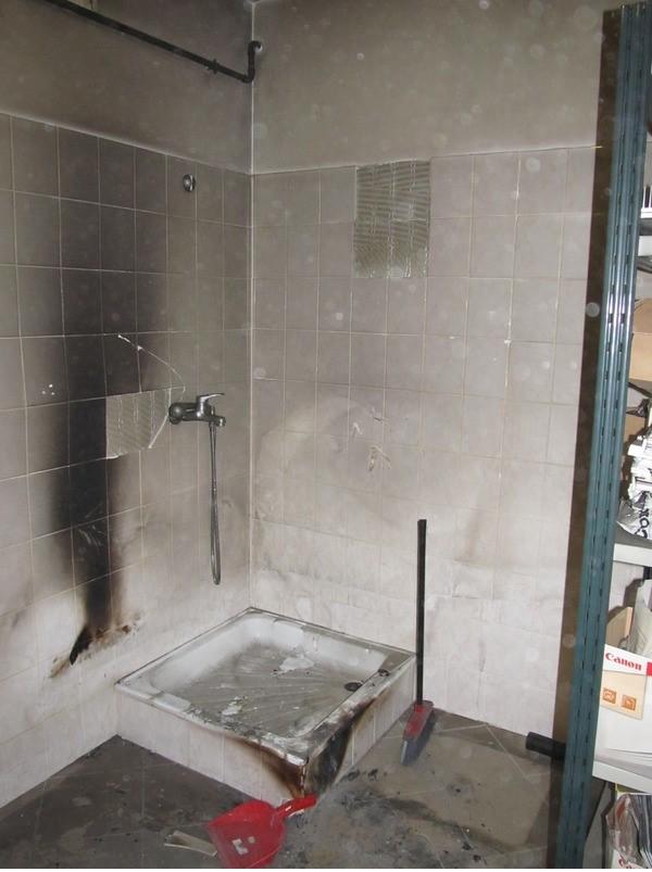 A képen egy kínai GU10 LED fényforrás tápegységének felrobbanása miatt bekövetkezett tűz eredménye látható.